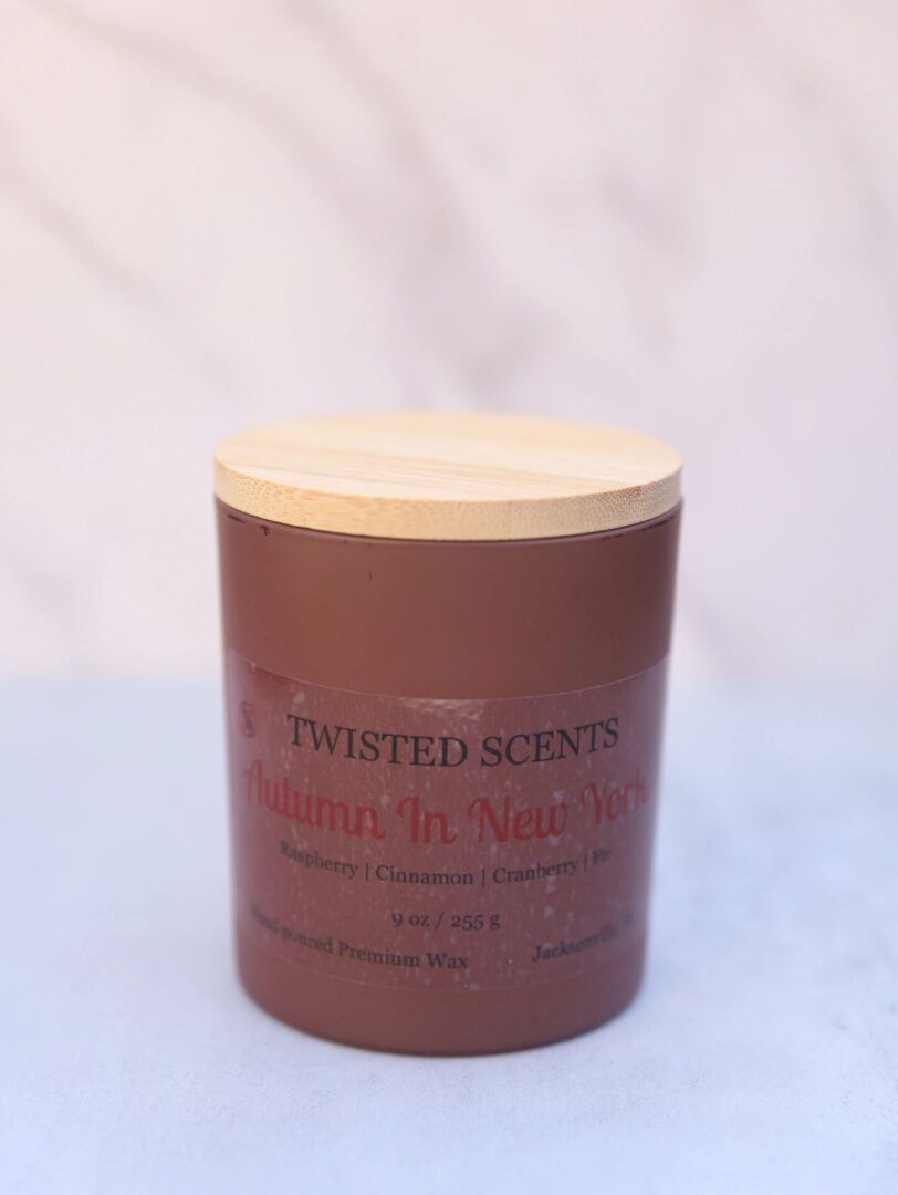 Brown candle with wooden lid
