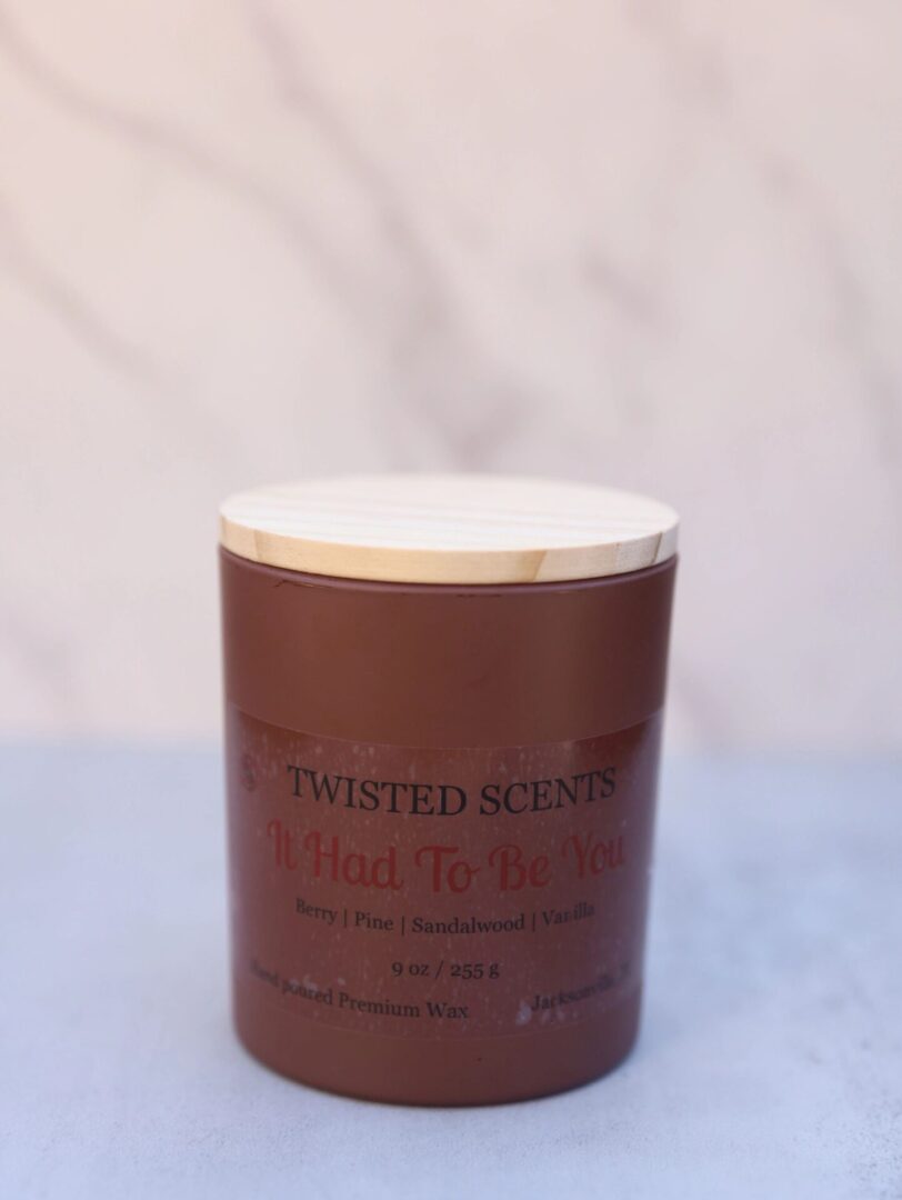 Brown scented candle with wooden lid