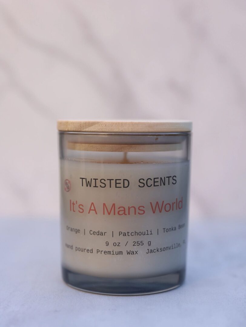 Scented candle with wooden lid